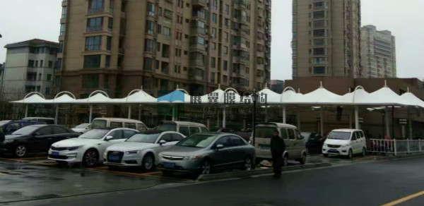 江蘇鹽城張拉膜結(jié)構車棚工程